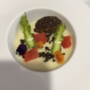 Royal de espárragos blancos con salmón de Alaska trufa y arena de aceituna negra. Restaurante Nectari. Barcelona